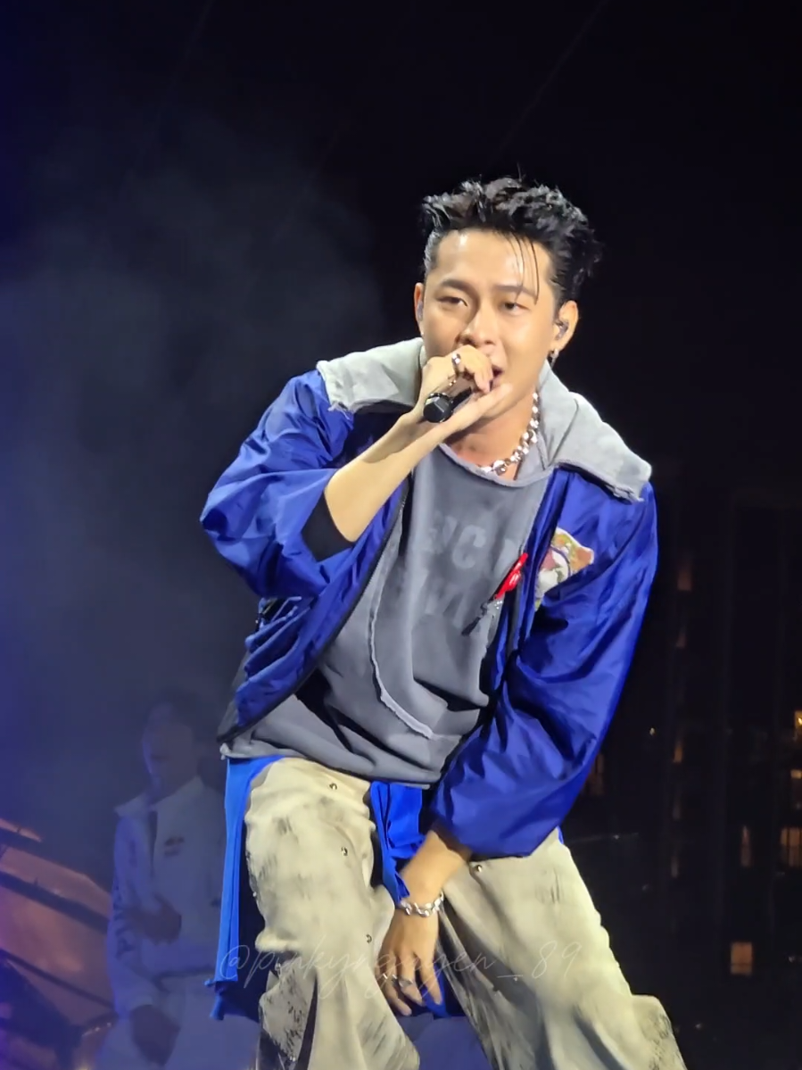 Lúc đó chưa ăn cơm thiệt đó trời. Nhưng mà vẫn quẩy sung nha @HURRYKNG #chuaphailayeu #HURRYKNG #redbullhuctour 