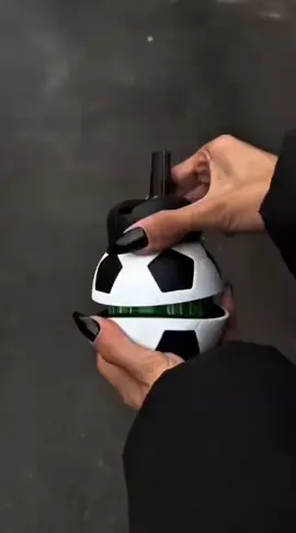 ⚽💧 Hidrate-se com estilo de craque! 💧⚽ Chegou a garrafa esportiva em formato de bola de futebol, feita de silicone dobrável! ✅ Compacta e leve, cabe em qualquer bolsa ✅ Perfeita pra academia, treino ou rolê ✅ Material resistente e fácil de limpar Bate um bolão na hidratação! ⚽🔥 🛒 Garanta já na TikTok Shop! #GarrafaEsportiva #FutebolÉVida #TikTokShop #HidrataçãoInteligente #EsporteComEstilo