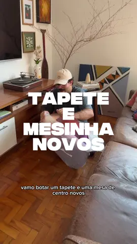 chegou a hora de dar um pouco mais de carinho pro meu cantinho da TV. quem chama a atenção é essa mesa anoitecer do @spectrodesign.co, que eu sou APAIXONADO e finalmente to podendo mostrar para vocês. maaaaas esse tapete pistache não sei se ficou bom… o que vocês acham? #design #designdeinteriores #arquitetura #moveis #sala #tv #decor #decoracao #designbrasileiro #boobam #tapete #mesa #portoalegre #saopaulo  #creatorsearchinsights 