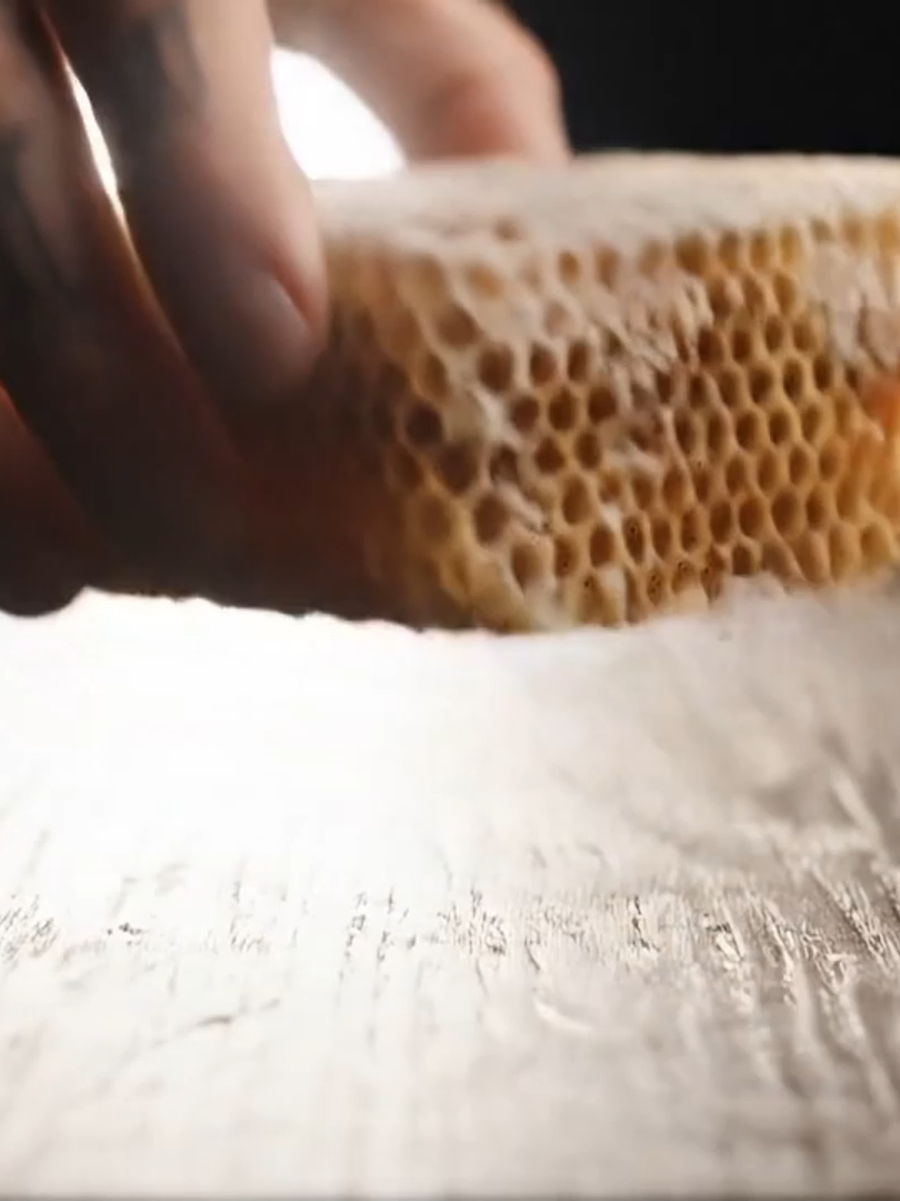 Aumente o volume para sentir a sinfonia do favo de mel congelado: o estalo da cera e a densidade do mel. #asmr #relaxingasmrvideos #satisfyingvideos #oddlysatisfying #visualasmr #StressRelief #therapy