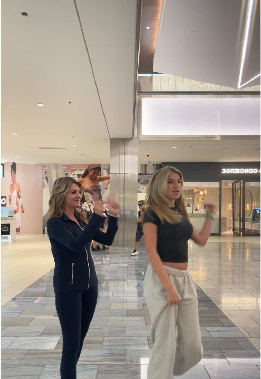 Mall dances >>>#lifestyke #momdaughter #trending #Summer #dance #boca #bestie #gocrazychallenge #aye #fyp #duo 