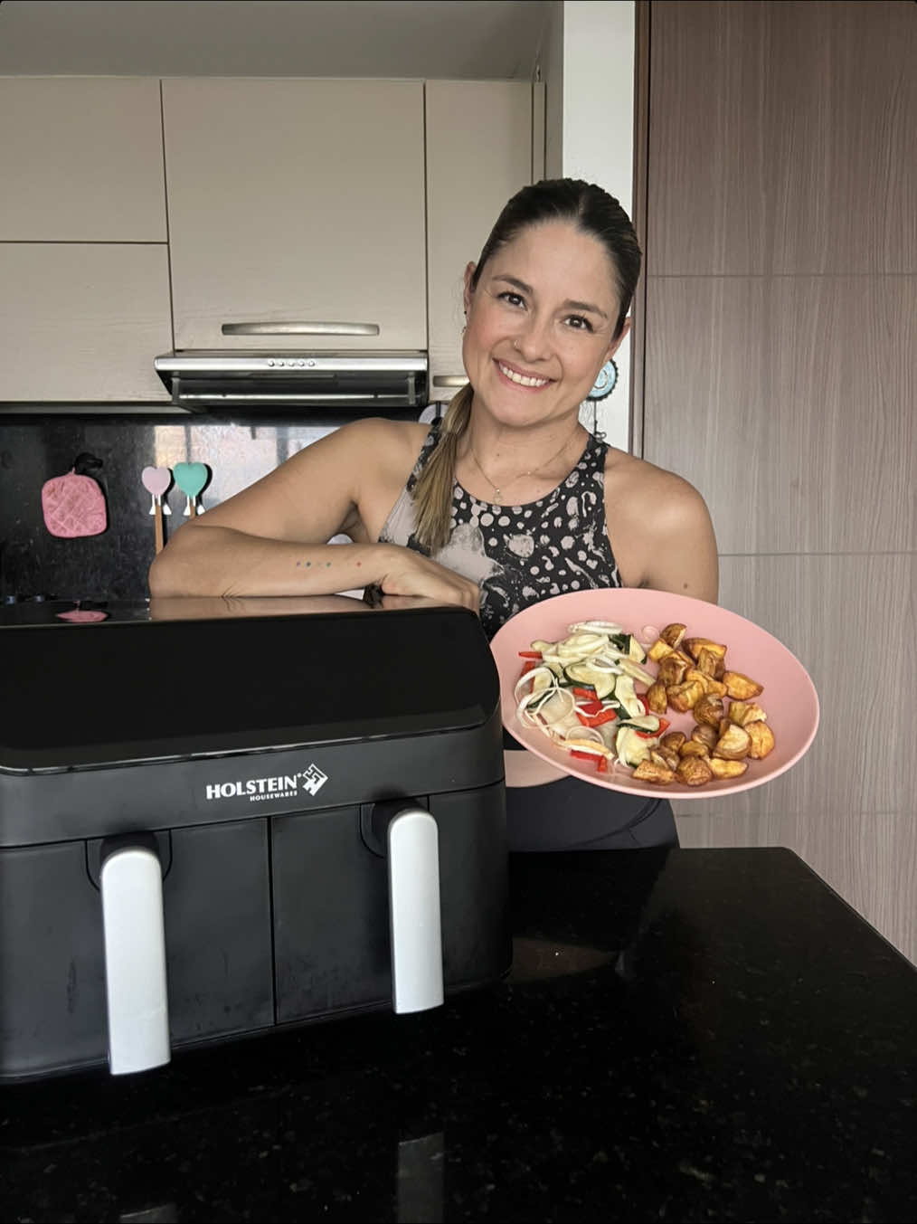 Mi amor por la airfryer de doble canasta de @holsteinkitchen supera todo, se la recomiendo a mi familia, a mis amigos y a todo el que le quiera dar la oportunidad a este súper electrodoméstico.  Tiene 8 funciones preestablecidas, pero puedes ajustarla a tu gusto.  Y hasta el 31 de julio en tiendas físicas y virtual de @falabella_co tendrán súper descuento.  ¿Cuéntame qué preparas tu en la airfryer?  #holsteinkitchen #homewithholstein #airfryer #cocinoporgusto