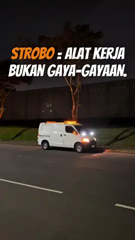 “Strobo gak cuma buat gaya. Kalau Towezy99 bawa motor atau tiba-tiba standby bantu orang mogok, strobo nyala bilang: ‘Ada kerjaan di jalan, hati-hati guys!’ #towingmotorjakarta24jam #granmax #gijaga #gipol #strobo