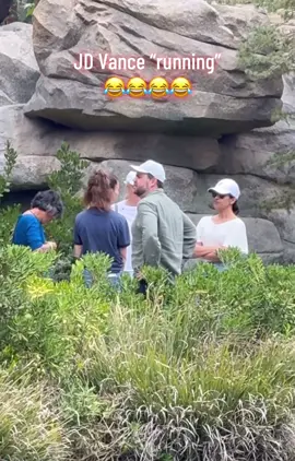 Of fucking course JD Vance #runs like this 😂😂😂😂