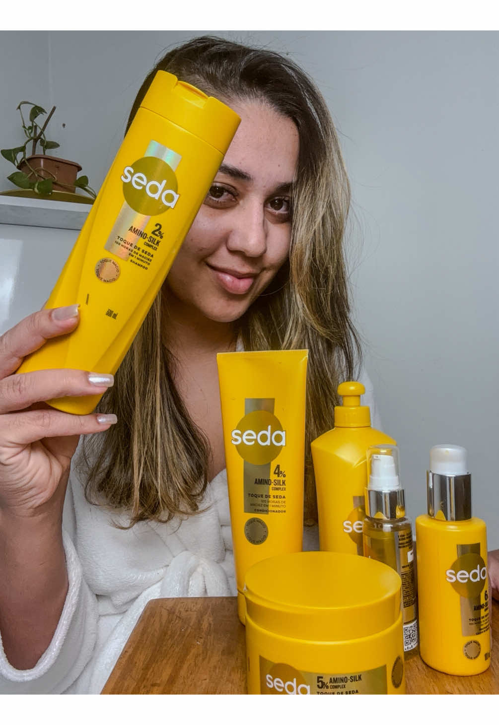 Maciez absurda em apenas 1 minuto? SIM! Eu tô chocada com o resultado dessa linha da Seda! 😱 Cabelos 20x mais sedosos, sem frizz, com brilho espelhado e aquele toque deslizante que a gente ama! Tudo isso graças à tecnologia Amino-Silk, que nutre, reconstrói e deixa o cabelo com aquele movimento de comercial! 💁‍♀️ Essa linha virou  minha queridinha! 💖  @Seda Oficial  @tudopracabelo  #tudopracreator #sedaaminosilk #SemFrizz