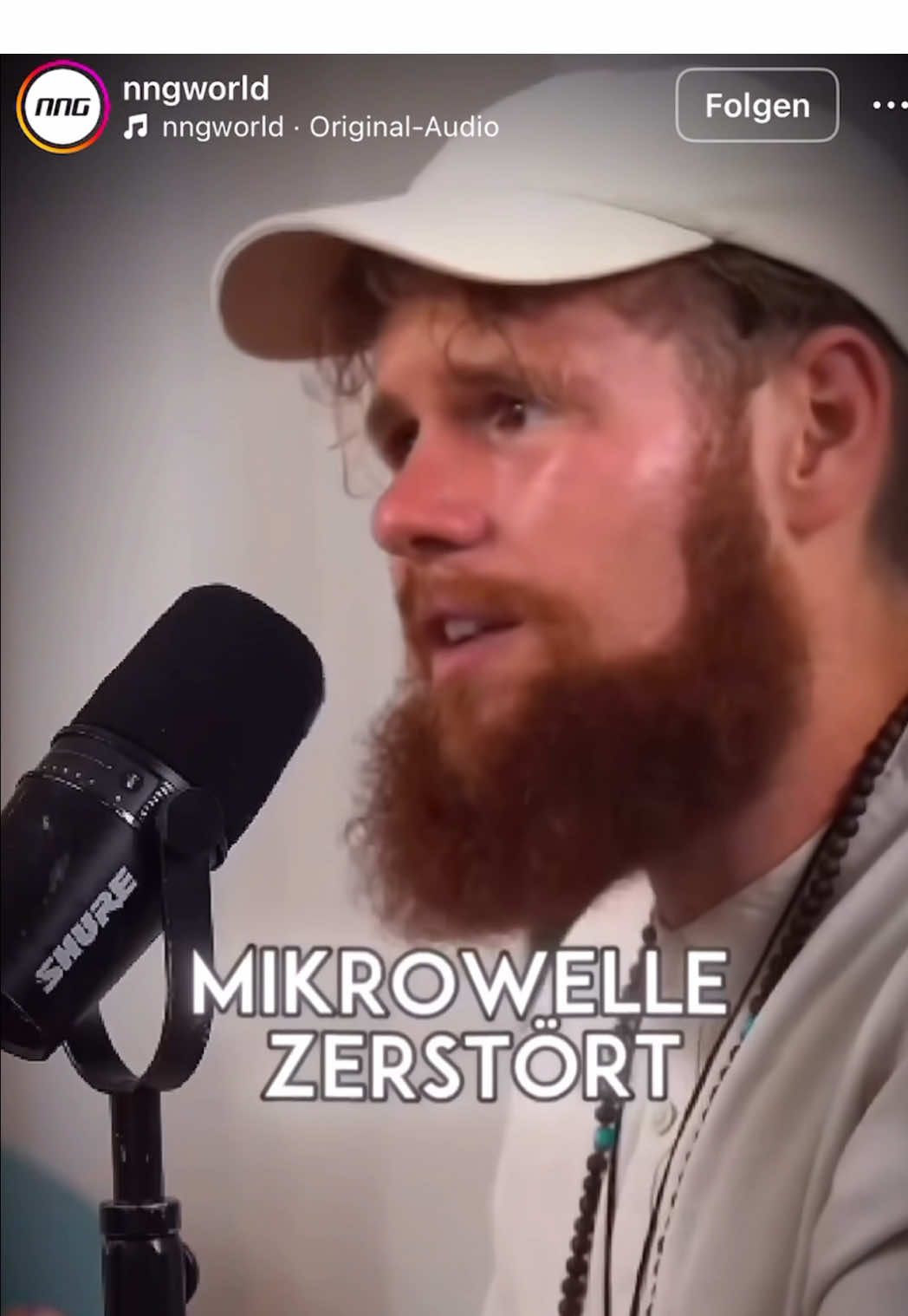 Beim Garen in der Mikrowelle bleiben hitze- und wasserlösliche Vitamine oft besser erhalten als beim Kochen oder Braten. ✅ Kurze Garzeiten ✅ Kaum Flüssigkeit nötig ✅ Gleichmäßige Temperaturverteilung Das reduziert: – die thermische Zersetzung empfindlicher Vitamine wie Vitamin C oder B1 – die Auswaschung wasserlöslicher Nährstoffe – den Sauerstoffkontakt, der z. B. Vitamin C zusätzlich destabilisieren kann ➡️ Besonders vorteilhaft ist die Mikrowelle: – beim Erhitzen von Gemüse (z. B. Brokkoli, Spinat, Paprika) – bei kurzem Aufwärmen von vorgekochten Mahlzeiten – wenn keine großen Wassermengen verwendet werden (kein „Mikrowellenkochen mit Wasserbad“) ⚠️ Weniger geeignet ist sie: – bei sehr großen, ungleichmäßigen Stücken (ungleichmäßige Erwärmung möglich) – bei Speisen, die stark entwässert werden sollen (z. B. Braten) – wenn Röstaromen gewünscht sind (Mikrowellen erzeugen keine Maillard-Reaktion) 👉 Das Dampfgaren erreicht ähnlich gute Werte, ist aber meist aufwendiger und erfordert mehr Geräteeinsatz. @verbotenermediziiner @coach_aaron_official  #fyp #health #Science #nutrition #Fitness #knowledge #cooking