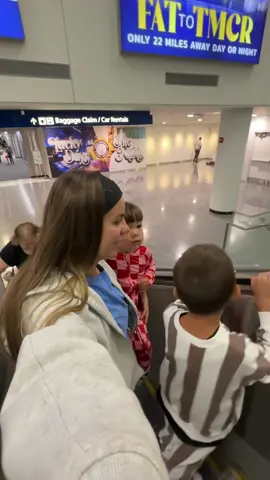 Traveling with toddlers 😮‍💨 #travelvlog #travelwithkids #traveltok #traveltips #travelhacks #travelwithme #toddlertravel #ConSantanderConecto 