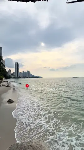 Cafe terwajib di datengin kalau kamu mau ke Penang, Malaysia🇲🇾 Vibes nya berasa lagi di Busan 🌊 . ✨ Enjoy snacks and drinks with a panoramic ocean view and stunning sunset in the evening . [Oceano Symphony] 📍338, Jalan Tokong Thai Pak Koong, Tanjung Tokong, 11200 Tanjung Bungah, Pulau Pinang. Sun-Thu:9.00am-11.30pm Fri-Sat:9.00am-1.00am #oceanosymphony #penang #cafepenang #seaview #seaviewcafe #malaysia #penangfood #malaysiafood #penangfoodie #malaysiafoodie #malaysianfoodie #penangrestaurant #penangcafe #malaysiacafe #malaysiacafes #cafe #beachcafe #sunset #penang #tanjungtokong #relax 