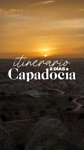 ¿Solo 2 días en la Capadocia? ⏳ Te dejamos el plan perfecto 👇 🚗 Alquila coche en Nevsehir (80€) 🏡 Quédate en Göreme (casas cueva 🔥) 🏰 Castillo de Uçhisar (8€) 🕊️ Valle de las Palomas 🌑 Ciudad subterránea Kaymakli (13€) 🌅 Atardecer en el Red Valley Día 2: 🎈 ¿Volar en globo? Si el clima no te deja, tranqui ⛪ Museo al aire libre de Göreme (20€ con audioguía) 🍆 Love Valley (sí, ese 😂) 🧚‍♀️ Pasabag y sus chimeneas 🎨 Valle de la Imaginación 🍻 Cerveza con vistas en Göreme y… fin del viaje 🧳 Dale like si también te quedaste sin volar en globo 😭 Síguenos para más rutas como esta ✈️🌍 #capadocia #turquia #viajesbaratos #globoaerostatico #tiktokviajero #mochileros #viajeentiktok #rumboenmente #lovevalley #capadociatrip #viajerosporelmundo #goremecappadocia #viajes2025