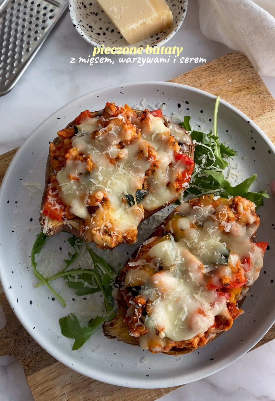 Zaobserwuj i zapisz przepis na później🤭 Klasyczne składniki, ale podane w nieco innego formie- łapcie inspiracje, którą możecie wykorzystać, gdy nie będziecie mieli pomysłu na obiad 😋 - batat (u mnie 350g) - 90g mięsa mielonego z kurczaka - 10g cebuli  - 100g cukinii - 60g papryki czerwonej - 100ml przecieru pomidorowego - 40g sera żółtego (3plastry) - 3ml oliwy (do smażenia) Batat przekrajaną na pół, nakłuwamy go za pomocą widelca, wstawiamy do żaroodpornego naczynia i pieczemy przez około godzinę w 200°C (czas może się skrócić lub wydłużyć w zależności od wielkości batata, więc tu sprawdzajcie kiedy będzie miękki). Warzywa kroimy na mniejsze kawałki, na patelni rozgrzewamy oliwę, podsmażamy mięso oraz warzywa, aż będą miękkie. Na koniec dodajemy przecier, doprawiamy całość sól, pieprz, słodka papryka, oregano, bazylia itd. Gotowy farsz układamy na upieczonych połówkach batata, wierzch posypujemy serem i wstawiamy jeszcze raz do piekarnika, do momentu roztopienia sera🥰 Przepis na 1 lub 2 porcję, zależy od Was🤭 Makro (całość): 673 kcal, B: 36 T: 22 W: 83 #obiad#letniobiad#pomyslnaobiad#zdrowejedzenie#zdroweodzywianie#batat#zapiekanybatat pomysł na obiad, zdrowe jedzenie, zdrowe odżywianie, letni obiad, zapiekany batat