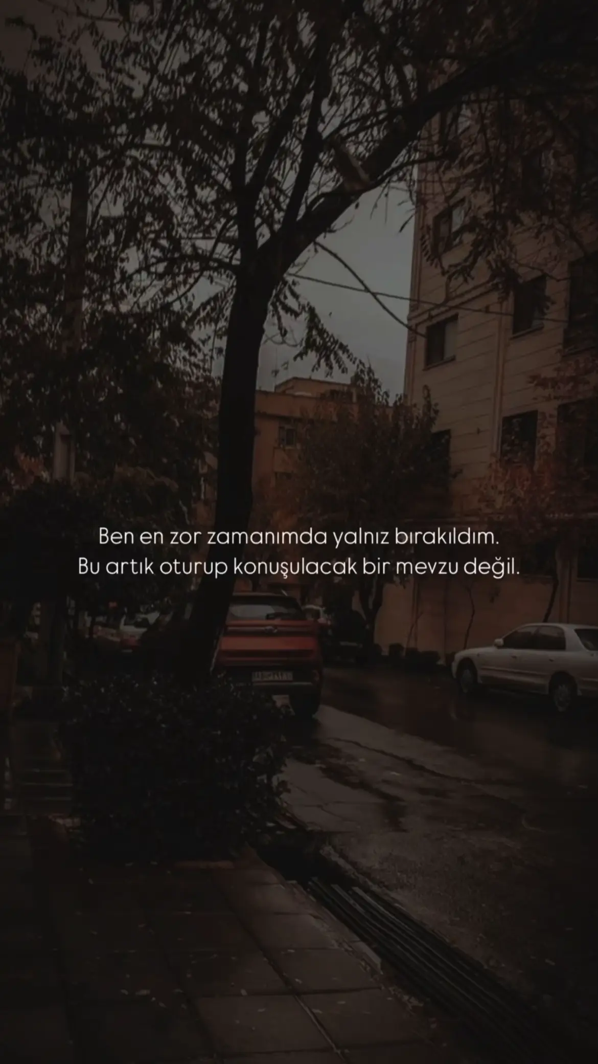 ~Bazen yapayalnız hissedersin kendini.. Halsiz, yorgun, kötü ve en acısı da yapayalnız.. Hep çevrende 