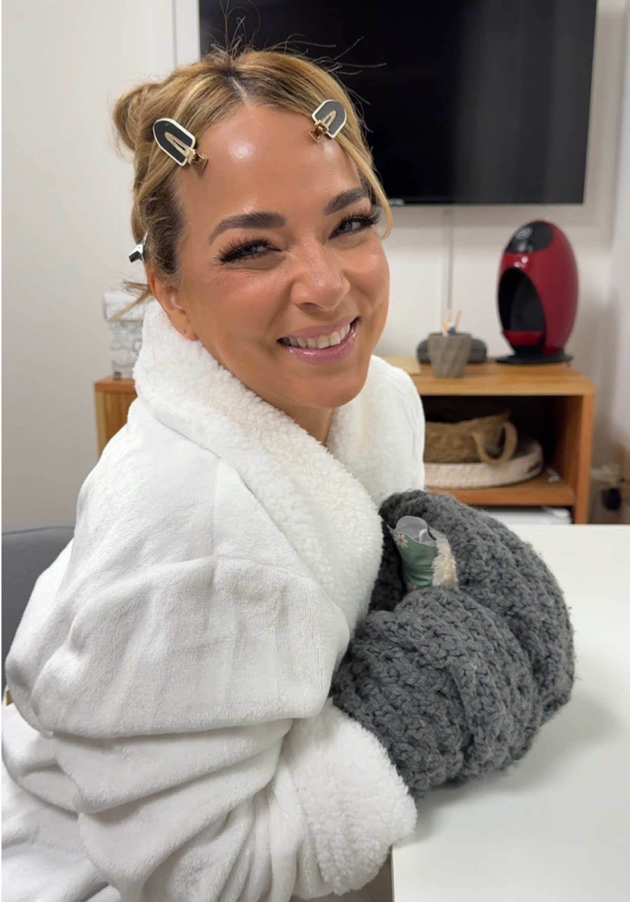 Yo soy muy friolenta y mis compañeros en el canal lo saben y miren los regalos que me hicieron 🥰💕¿ustedes prefieren más el calor o el frío? 