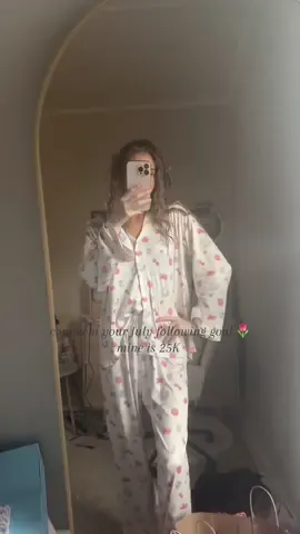 comment your follower goal before the end of July 🫶🏻🌷 #microinfluencer #contentcreator #growth #microinfluencertips #influencer 