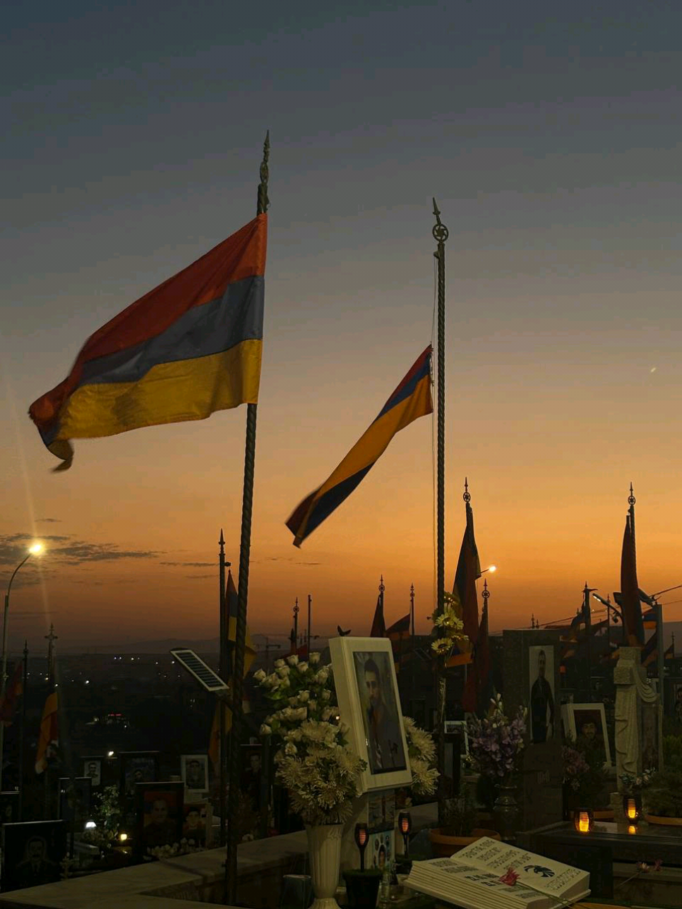 𝐄𝐫𝐚𝐛𝐥𝐮𝐫- место,где каждый армянин вспоминает, какой ценой даётся независимость. Тишина Ераблура говорит громче любых слов. Герои, которые навсегда остались молодыми. Их улыбки на гранитных плитах — вечные, как и память о них...💔 Здесь флаги не просто развеваются — они склоняются в знак уважения. Каждый, кто приходит сюда, уносит с собой не только воспоминание, но и долг-помнить.  Быть достойным.  Жить так, как жили те, кто покоится здесь-с честью и верой в будущее Армении.🇦🇲 Եռաբլուրը մեր երդումն է ձեզ։ Ներեք մեզ, մեր հերոսներ... Մենք երբեք չենք մոռանա։ #erablur #armenia 