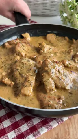 Pomysł na obiad ❤️ Schab w sosie koperkowym  Składniki: - 1 kg schabu  - 35 g oleju  - Łyżeczka czosnku niedźwiedziego  - Sól, pieprz  - 15 g koperku  - 2 ząbki czosnku  - 1/2 łyżeczki gałki muszkatołowej  - Łyżeczka słodkiej papryki mielonej - 400 g Śmietanki 30% - Łyżeczka mąki pszennej - Łyżeczka skrobi ziemn.  - 200 ml zimnej wody  - Sól, pieprz - Pół łyżeczki sosu sojowego / można dodać łyżeczkę  Wykonanie: 1. Schab pokrój na plasterki, rozbij tłuczkiem. Każdy plasterek przetnij na pół. Posyp świeżo mielonym pieprzem, solą, czosnkiem niedźwiedzim, papryką mieloną a następnie podsmaż na rozgrzanym oleju. Jeśli schab puści dużo wody - najlepiej przełożyć go na drugą patelnię i podsmażyć na niewielkiej ilości tłuszczu.  2. Do rumianego schabu wlej śmietankę. Duś przez 20 minut. W miseczce wymieszaj 100 ml zimnej wody z mąką i skrobią, mieszaj energicznie żeby nie było żadnych grudek. Mąkę z wodą wlej do mięsa. Dodaj drobno posiekany koperek, gałkę muszkatołową oraz przeciśnięty przez praskę czosnek. Duś na małym ogniu przez minimum 40 minut, aż mięso będzie kruche. Jeśli sos zrobi się zbyt gęsty - dolewaj pozostałą wodę.  3. Pod koniec gotowania dopraw solą, pieprzem i sosem sojowym. Smacznego ❤️