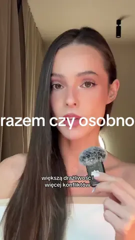 spanie z partnerem vs. samemu? osoby z lekkim snem, zaburzeniami snu, trudnościami z zasypianiem często lepiej funkcjonują, gdy śpią osobno :) bibliografia:  🔗 https://pubmed.ncbi.nlm.nih.gov/39514915/ 🔗 https://www.ncbi.nlm.nih.gov/pmc/articles/PMC7330166/ 🔗 https://pubmed.ncbi.nlm.nih.gov/27624285/ 🔗 https://www.ncbi.nlm.nih.gov/pmc/articles/PMC2644899/ 🔗 badanie ankietowe - https://www.sleepfoundation.org/sleep-news/sleep-divorce-versus-sharing-a-bed disclaimer: jestem lekarzem, ale treści publikowane na moim profilu mają wyłącznie charakter edukacyjny i informacyjny. celem jest wspieranie świadomego podejmowania decyzji zdrowotnych - nie zastępują jednak indywidualnej diagnozy, leczenia ani konsultacji medycznej. każdy przypadek jest inny, dlatego w razie wątpliwości warto skonsultować się ze specjalistą.