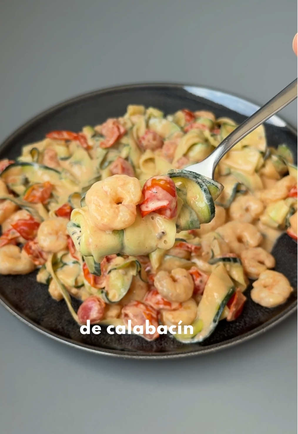 ESPAGUETIS BAJOS EN HIDRATOS 🤤  ▪️1 calabacín ▪️Tomates cherry  ▪️100g de gambas  ▪️2 cdas grandes queso crema ▪️Ajito troceado  👉🏻10-15 minutos a fuego medio en sartén #Receta #recetas #comidasaludable #comida #cenasaludable #cena #calabacin #verdura