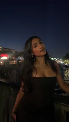 in case you couldn’t tell 👆👆👉👉 #paris #sparkle 