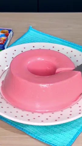 Pudim de gelatina com 3 ingredientes  Ingredientes: - 2 envelopes de gelatina de morango  - 250ml de água quente  - 2 caixinhas de creme de leite  Forma: 17x08cm #pudim #gelatina #sobremesa #sobremesafacil #morango #receitafacil 
