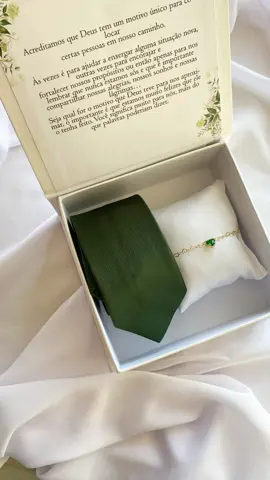 O kit Convite para padrinhos de casamento com gravata e pulseira foi pensado com itens para usar no Grande Dia e após o casamento. A caixa com fechamento magnético por ímã é elegante e minimalista.  E o melhor? Temos a pronta entrega aqui no Tiktok shop. #conviteparapadrinhos #noivos #casamento 