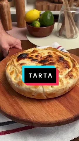 TARTA DE JAMON Y QUESO! Esta versión de tarta de JyQ es sin dudas mi favorita! INGREDIENTES -200 gr de jamón cocido -200 gr de muzzarella Barraza -2 cdas de maicena -4 huevos -1 cda de mostaza -4 cdas de leche PROCEDIMIENTO 1. Comenzamos rallando el jamón y la muzza. 2. Luego en otro bowl mezclar huevos, mostaza y leche. Salpimentar. 3. Unir ambas preparaciones y sumar la maicena. 4. Colocar en tapa de tarta y llevar a horno 180° por 30 minutos. #Tarta #RecetaTarta #TartaJamonyQueso #Barraza #TartaCasera #tiktokfood 