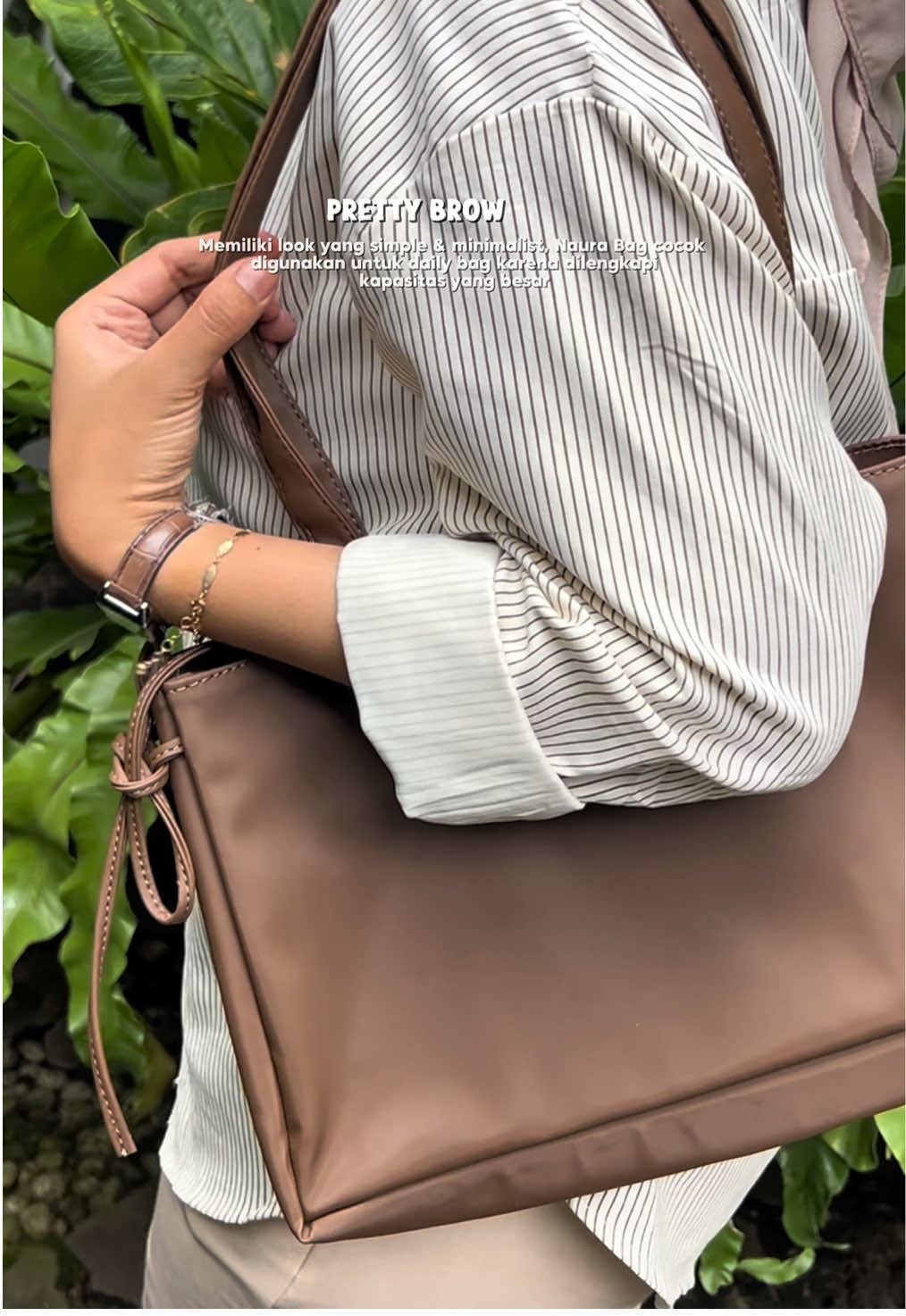 Falling in love with this bag!🤎 #az #naurabag #taswanita #lokalbrand #totebag #racuntiktok 