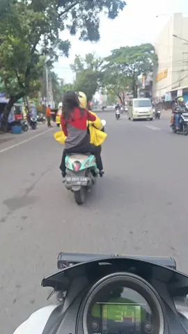 Kali ini Driver Ojol yang lalai tidak kasi helm penumpang nya. #kembalikejalanyangbenar 