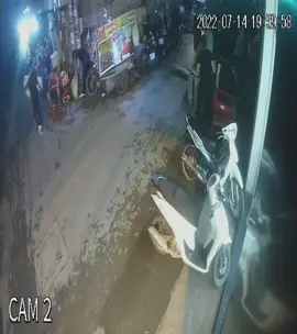 ❌Trích Camera hình ảnh củaTNT❌  Thời điểm trên ảnh : 19h59 ngày 14/07/2022 ( thực tế là 20h59p ngày 14/07/2022 . Camera nhà dân báo bị lệch 1 tiếng so với thời gian thực )  📍Địa điểm: Trong ngõ phòng trọ – nơi TNT từng sinh sống. Hình ảnh từ camera ghi lại đối tượng xác định là TNT  đang di chuyển, mang theo một bao tải lớn có hình dáng KÌ LẠ , rời khỏi con ngõ trong khu trọ ❌❌❌ Theo lời  3 người bạn NAM  cùng phòng, đây là “bao quần áo mang về quê”. Tuy nhiên, gia đình của TNT  lại phủ nhận hoàn toàn việc người này có trở về nhà vào đêm 14/7. ➡️ Có sự mâu thuẫn rõ ràng trong lời khai ???  ⸻  Câu hỏi được đặt ra: 	1.	Bao tải có thể chứa gì? 	•	Nếu là quần áo, tại sao phải mang trong bao tải lớn, cồng kềnh, vào buổi tối muộn? 	•	Nếu thực sự về quê, vì sao không có bất kỳ ai trong gia đình xác nhận đã gặp? 	•	Có thể bao tải chứa các vật dụng có giá trị, hoặc thậm chí thứ không thể công khai? (thí dụ: vật cá nhân, tài sản liên quan đến Hải Như?) 	2.	Tại sao cùng khung giờ đó, định vị zenly của Hải Như lại xuất hiện tại nhà của gia đình T ở Tiên Lữ - TP - CM - HN ? 	•	Định vị Zenly là công cụ khách quan – không cảm tính. Và ai đã sử dụng đều sẽ biết về độ chính xác của nó !  	•	Vì sao xác định vị trí của TNT , vật liên quan (bao tải), và hướng di chuyển của nạn Hải Như  lại trùng khớp với nhau trong cùng thời điểm đêm 14/07/2022 đến rạng sáng 15/07/2022 ?  	3.	Sau khi rời khỏi vị trí camera, bao tải đã được mang đi đâu?  	•	Có ai chứng kiến sau đó? 	•	Liệu có sự giúp đỡ từ những người quen biết TNT và muốn chiem đat số tiền TNT nợ Hải Như hay không ?  ⸻ ⚖️ Không kết luận – chỉ đặt câu hỏi: 	•	Liệu đây có thể là một kế hoạch được chuẩn bị sẵn? 	•	Mục đích mang theo bao tải là gì nếu không thực sự về quê? 	•	Vì sao người này là người cuối cùng sử dụng xe máy vission của Hải Như để đi về phòng trọ rồi 44 ngay sau đó ??        •    Vì sao nấm mộ của TNT sau khi chôn cất nhanh chóng trong 24h k có hoa k có bia ghi rõ tên tuổi đàng hoàng ? Không có giấy chứng 4?  Không có giấy khám nghiệm pháp y ? Theo đúng luật thì phải có khám nghiệm pháp y nếu xảy ra 1 vụ á….. n bất thường trong xã hội !  	•	Tại sao mọi hành vi sau đó diễn ra trong thời gian ngắn và có dấu hiệu đánh lạc hướng? ⸻ Gia đình chúng tôi không quy kết, không bị…. a đặ.     t. Chúng tôi chỉ mong làm rõ sự thật, bắt đầu từ những dấu hiệu cụ thể – như chính hình ảnh này. Đã 3 năm kể từ ngày em gái tôi mất liên lạc. Mọi câu trả lời vẫn đang bị bỏ ngỏ. Chúng tôi cần công lý – không chỉ cho em tôi, mà cho cả những người có thể bị tổn thương sau này nếu sự thật tiếp tục bị che giấu  🙏 Xin cộng đồng cùng chia sẻ. Mỗi lượt lan tỏa có thể giúp chạm đến sự thật. @Lương Quỳnh Như @Lương Quỳnh Như Real  #luongquynhnhu #hainhu #hainhumattich #TNT #xuhuong 