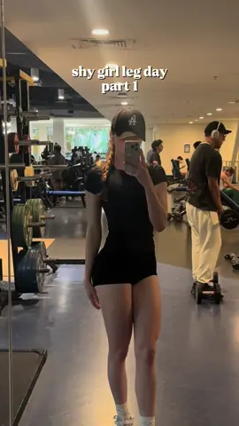 shy girl leg workout 🖤  #gym #Fitness #legday 