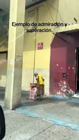 Ejemplo de admiración y superación. Así trabaja esta abuelita por las calles de Guayaquil.  #guayaquil_ecuador #superacion #vida #tendencia #trabajo #abuelita #sigueme_para_mas_videos_asi #ecuador🇪🇨 