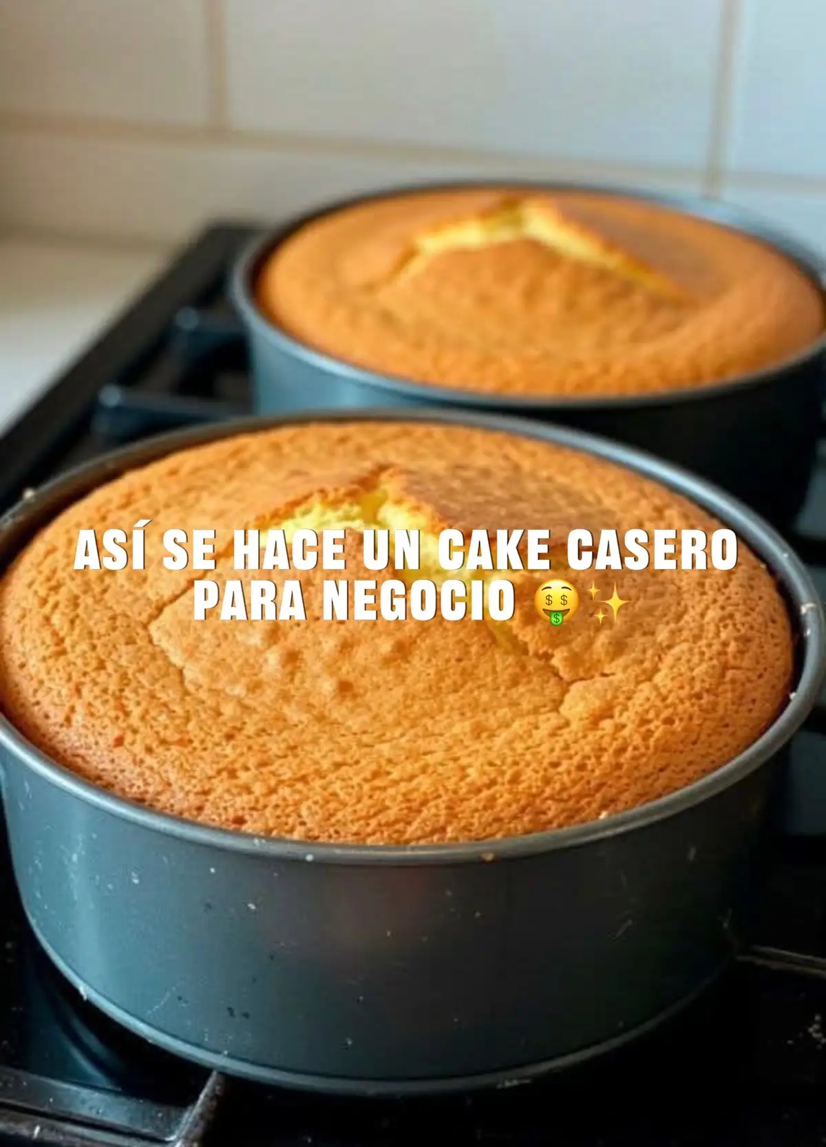 Cake Casero de Vainilla – 1 kilo (aprox.) Ingredientes: •	250 g de mantequilla sin sal (blanda) •	250 g de azúcar •	4 huevos grandes (200 g aprox.) •	300 g de harina de trigo todo uso (cernida) •	10 g de polvo de hornear (2 cucharaditas) •	1 pizca de sal •	150 ml de leche entera •	1 ½ cucharada (15 ml) de esencia de vainilla Opcional para aroma y color: Ralladura de 1 limón o 1 naranja 1 cucharadita de vainilla concentrada o esencia de mantequilla Preparación paso a paso: 1. Precalientar el horno a 170 °C (340 °F).  2. Engrasar y enharina un molde de 20-22 cm o rectangular, o forra con papel para hornear. 3. Batir la mantequilla y el azúcar por 5-6 minutos hasta que quede una crema blanca y aireada. 4. Agregar los huevos uno a uno, batiendo bien después de cada uno para que no se corte la mezcla. 5. En un bol aparte, mezcla la harina, el polvo de hornear y la pizca de sal. 6. Añadir los ingredientes secos alternando con la leche, comenzando y terminando con los secos.  7. Usar una espátula o batidora a velocidad baja. 8. Agregar la vainilla y la ralladura si decides usarla.  9. Mezclar suave y justo hasta integrar. 10. Vertir la mezcla en el molde. Golpea suavemente sobre la mesa para eliminar burbujas de aire. 11. Hornear de 45 a 55 minutos, o hasta que al insertar un palillo, salga limpio y seco. 12. Dejar enfriar 10 minutos dentro del molde. Luego desmolda y enfría completamente en rejilla. Resultado esperado: 1. Peso final: entre 950 g a 1050 g, dependiendo de la humedad y evaporación durante el horneado. 2. Textura: esponjosa, suave y con rico sabor a vainilla. #cake #cakes #cakerecipe #cakecasero #reposteriaencasa♥️ #reposteriacasera #reposteriacasera #reposteriadesdecero #reposteriaencasa #cakevainilla #homemade 