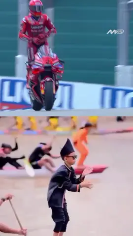 aksi selebrasi marc marquez di sirkuit sachsenring jerman2025 berdiri di atas motor yang tengah melaju sambil memeragakan 'aura farming' pacu jalur yang tengah viral mendunia#marcmarquez #motogp #germangp🇩🇪 #aurafarming #pacujalur #youngblackandrich #mellymike #aurafarming #fyp#foryoupage 