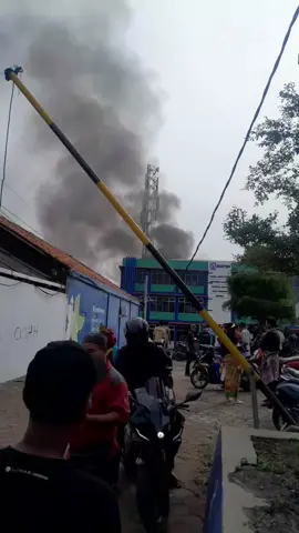 Gedung Kampus LP3I di Desa Pejaten, Kecamatan Kramatwatu, Kabupaten Serang kebakaran, Senin 14 Juli 2025 pukul 09.29 WIB. Belum diketahui penyebab kebakaran terjadi, ratusan mahasiswa berhamburan keluar gedung. #kebakaran #kampus #kramatwatu #berita #viral 