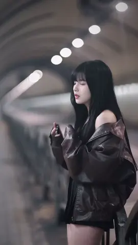 Andy我們的感情..好像提款機💸  雖然歌是真的很難唱..一直在想要不要發 主要是這個影片真的很正 感謝 @lin.yan.ting 超臨時被我拉出來拍 然後給我一個這麼棒的作品 那天真的很漂亮😻 完整版在YouTube (ˆ꜆ . ̫ . ).ᐟ.ᐟ 📷 @lin.yan.ting 