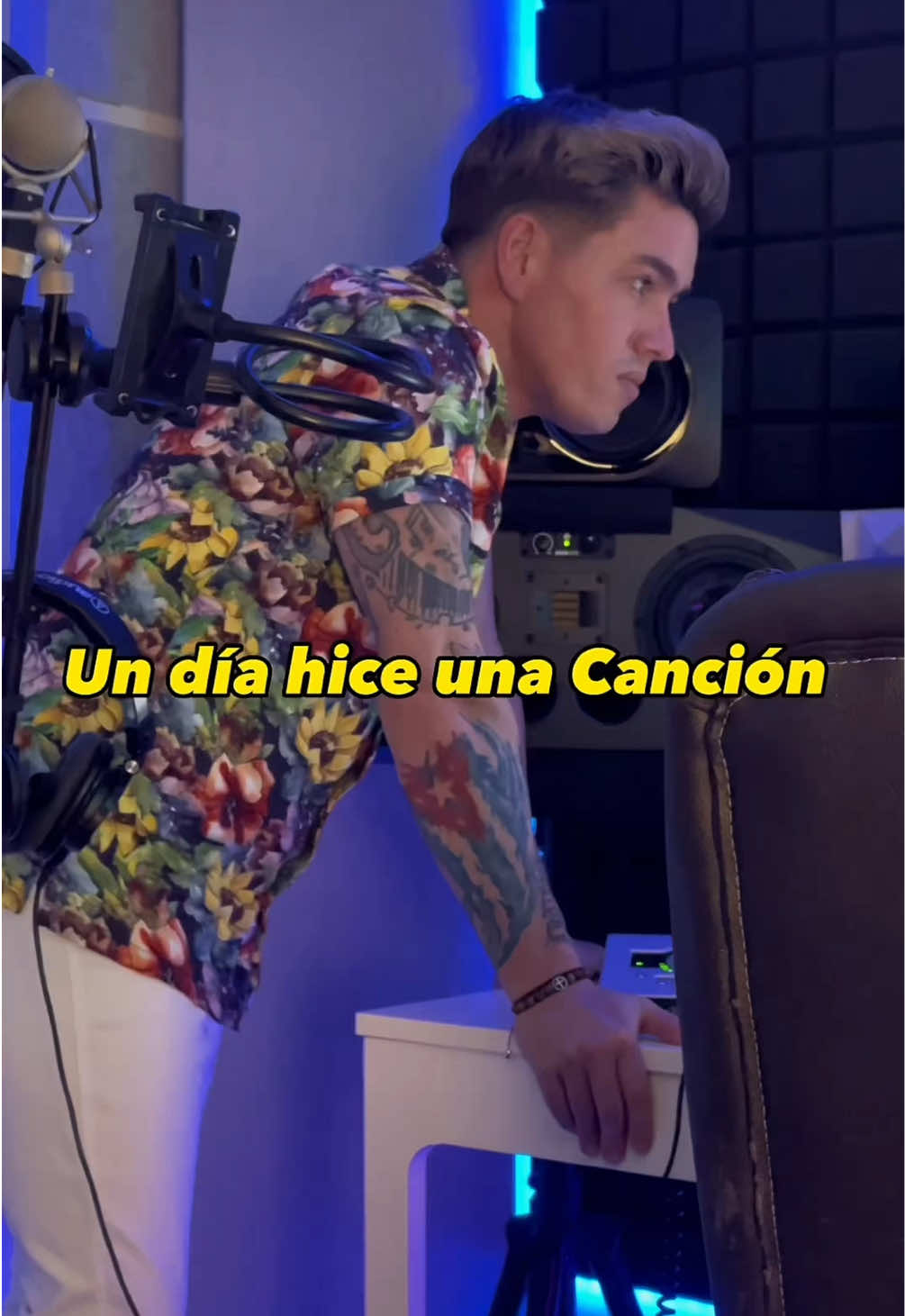 Un día hice una canción y le dije a mi Amigo que haríamos historia y el se rio de mí, me dijo que no era fácil. Pero le demostré que luego de 4 años hemos creado una carrera musical tan limpia y real que ya es imposible parar. (Mi Consejo)… Si tienes un sueño lucha por el no dejes de vivir cada segundo intentando lo que te hace feliz #historiareal #mivida #andyfalcon 