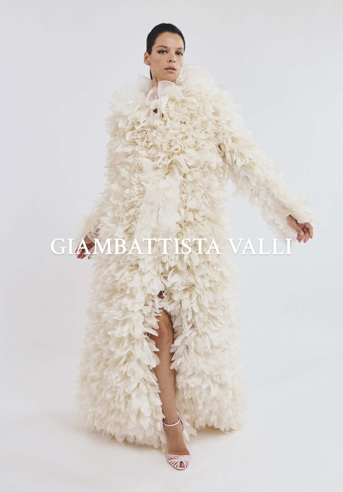 GIAMBATTISTA VALLI FW 25/26 #giambattistavalli #hautecouture #couture #couturedress #dress #fashion #altacostura #model #style #Runway #altamoda #runwaymodels 
