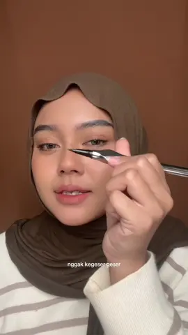 pertamakali coba langsung sukak!!🤩 ternyata eyelinernya Timephoria cakep bgt woiiii😍💋