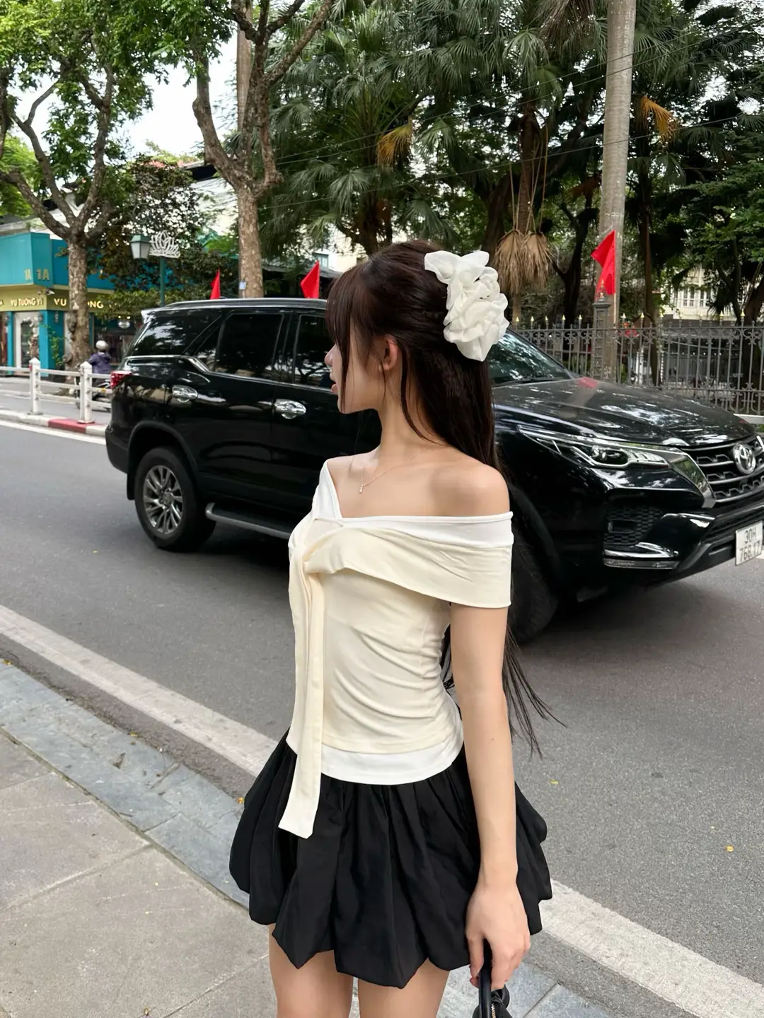 ✨Cho buổi hẹn đầu đầy hồi hộp và mong chờ, chiếc áo mang sắc vàng nhẹ như ánh nắng sớm – dịu dàng, nữ tính và tinh tế.  Thiết kế mềm mại khẽ tôn nét duyên dáng, khiến bạn trở nên thật cuốn hút mà vẫn giữ được sự tự nhiên, gần gũi.  Không cần quá cầu kỳ, chỉ cần một chiếc áo vừa đủ xinh – là đủ để ghi dấu ấn trong ánh nhìn đầu tiên. #lamiust #aonu #firstdate #item 
