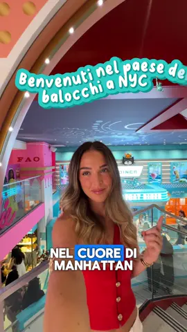 Dentro il negozio di giocattoli più famoso di New York: FAO Schwarz Spoiler: non è solo per bambini. 📍30 Rockefeller Plaza Vuoi altri posti assurdi da vedere a NYC? Seguimi ✨ #newyorkcity #faoSchwarz #thingstodoinnyc #travelnyc #nyctips #aupairlife #aupairnyc #viaggiare 