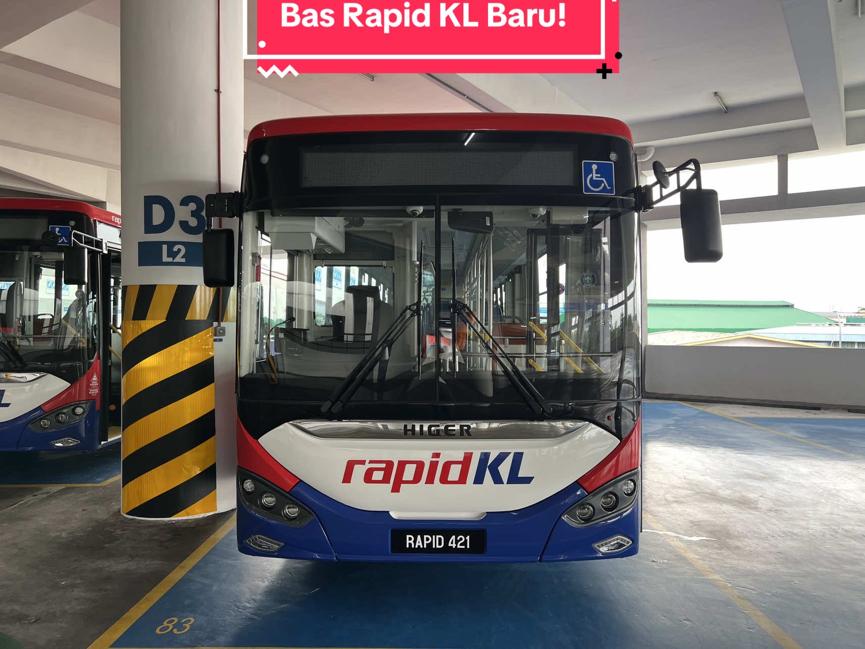 Rapid Bus bakal memperkuat operasi pengangkutan awam dengan ketibaan 310 unit bas diesel baharu yang dijangka beroperasi secara berperingkat mulai hujung Julai 2025. Bas baharu ini berukuran 12 meter, mampu memuatkan 60 penumpang dan dilengkapi teknologi pelepasan Euro 5 untuk pencemaran yang lebih rendah. Ia akan menggantikan bas lama yang tidak lagi efisien, sekaligus menawarkan perjalanan yang lebih selesa dan mesra alam. Menariknya, Rapid Bus turut memperkenalkan bas bersaiz 8.9 meter bagi memenuhi keperluan di kawasan padat dan jalan sempit, bermula suku ketiga 2025. Langkah ini adalah sebahagian daripada pelan transformasi menuju penggunaan bas elektrik sepenuhnya menjelang tahun 2026. #pandulaju #rapidkl #prasarana 