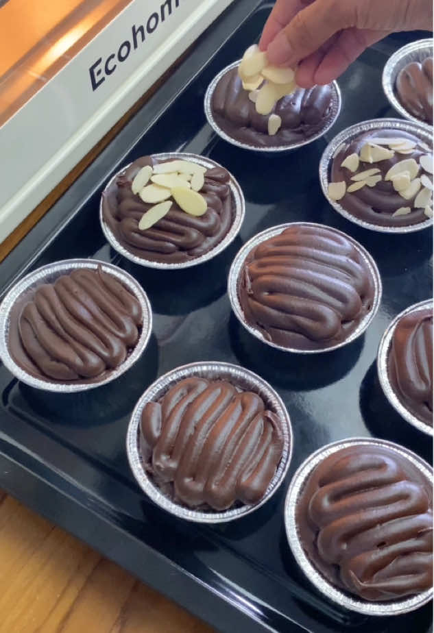 save lagi 📌 Ada yang pernah makan Brownies lava cheese? enak deh.perpaduan cokelat dan keju emang udah ga bisa dipisahkan lagi, ngeblend banget Bahan •200gr DCC •60gr margarin •40gr minyak •2 telur •130gr gula pasir halus •100gr Terigu pro sedang •35gr cokelat bubuk •1/4sdt garam filling •150gr keju oles •1sdm susu cair •1sdm kental manis suhu 170 derajat api atas bawah selama 20 menit Oven nya pakai Ecohome EOP-888 dari @ecohome_indonesia  ✅ Kapasitas 38 liter ✅ Tampilan stainless Steel luar dalam ✅ Dilengkapi teknologi diamond cavity ✅ Desain minimalis selamat mencoba, 