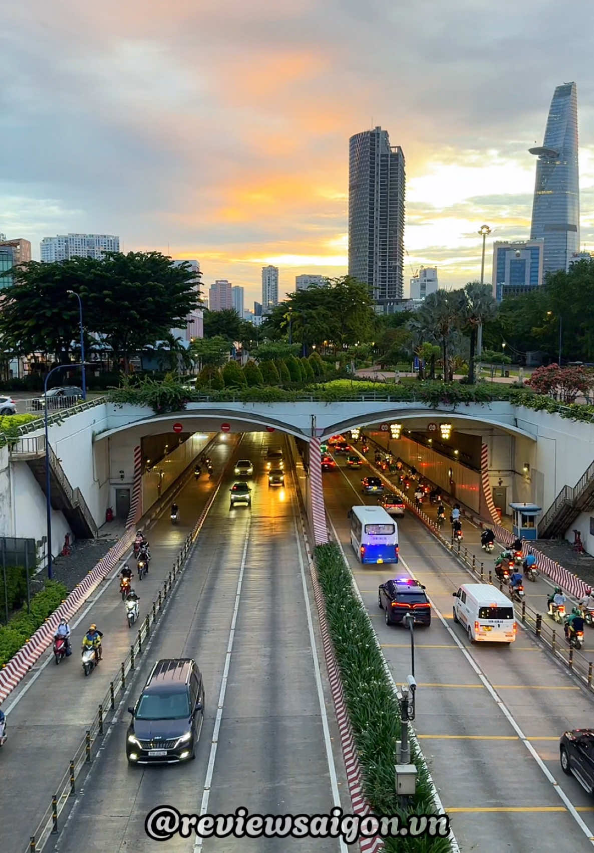 Góc Phố Bạn Và Người Ấy Quen Nhau Bây Giờ Thế Nào Rồi ? #hamthuthiem #nochamthuthiem #viewtrieudo😍 #bitexco 