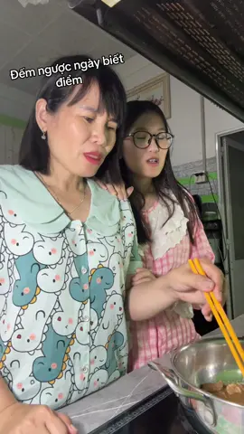 Lo cũng thế mà thôi#xuhuongtiktok #giaoviencap3#mevacongai#diemthithpt2025 @Vy 