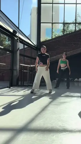 Chore: tahila petreska #dance #fyp #viralvid #dancer #viralvideo #crazy #glamorous 