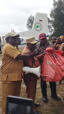 penyerahan bantuan dana bansos kepada masyarakat pogapa kab intan jaya papua tenagah