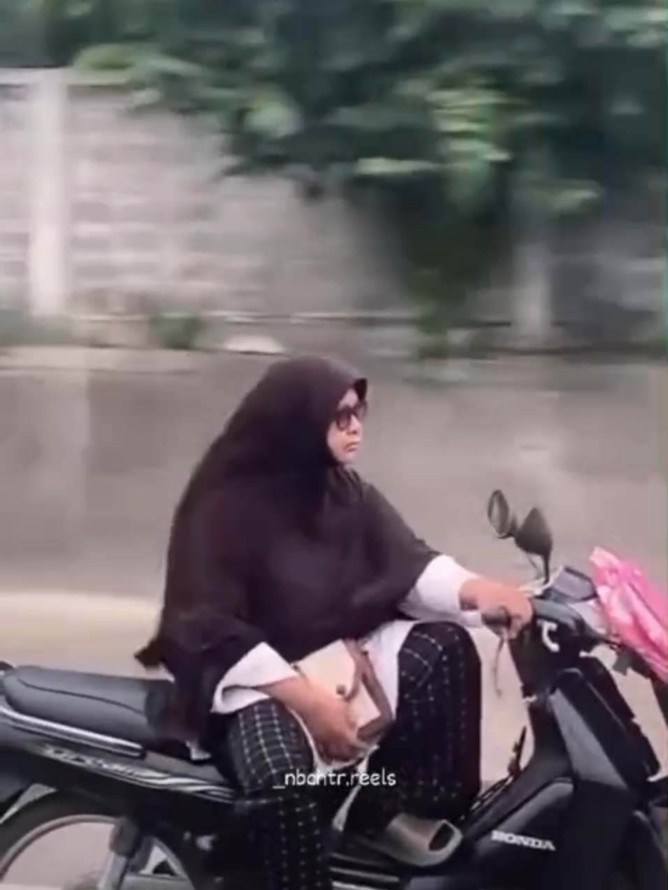 Ras terkuat dimuka bumi otw jemput anak sekolah  Kredit: _nbchtr.reels  #ibuibu #rasterkuatdibumi #jemputanak #tenjokita