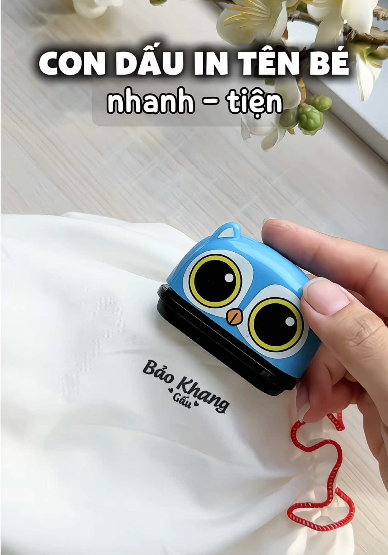 Trả lời @Tiểu Vy Bông chỉ cần 1 con dấu nhỏ xinh,là các mom có thể in được tên con lên cặp/sách,sữa,bình nước,quần áo,đồ dùng cá nhân. Từ nay không còn lo đồ của con bị lạc mất rồi #mevabe #mebimsua #dodungchobe #review 