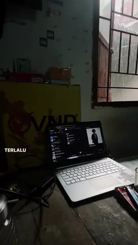 #foryoupage #fyp #hujan #slank #terlalumanis #storywa 