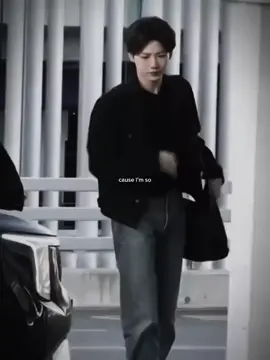 Kim Junkyu, anak seni rupa yang selalu duduk di pojok ruang studio, sendirian, ditemani headset dan kuas basah yang seolah punya dunia sendiri. Kamu gak pernah benar-benar memperhatikannya, sampai suatu hari... kamu menemukan secarik kertas kecil di dalam sketchbook yang kamu lupa bawa pulang dari kelas. 