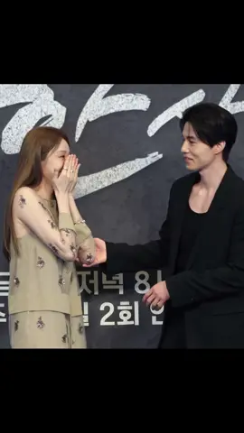 WHAT IS THIS, KO LUCU?! 😭❤️sungkyung yang gandeng duluan lagi haha🫵 #leesungkyung #leedongwook #fyp #theniceguy #kdrama #foryoupage 